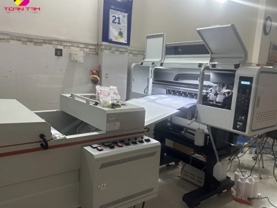 In Chuyển Nhiệt HCM: Tại Sao In PET Vượt Mặt In Lụa & Decal? 