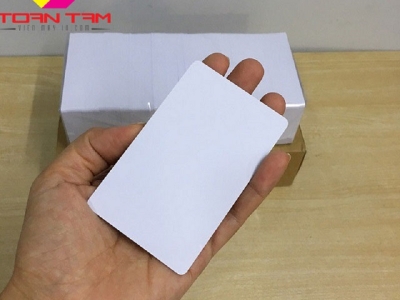 PHÔI THẺ NHỰA PVC: GIẢI MÃ CẤU TẠO LỚP PHỦ VÀ KỸ THUẬT CHỌN PHÔI KHÔNG HẠI ĐẦU PHUN