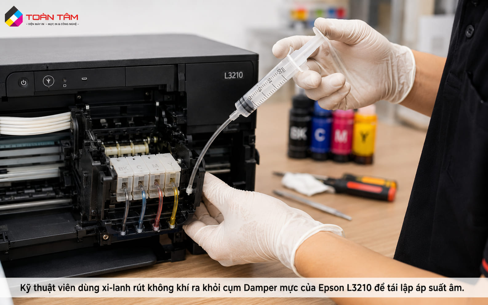 Kỹ thuật viên xử lý air ống mực cho máy in màu Epson chuyên nghiệp.